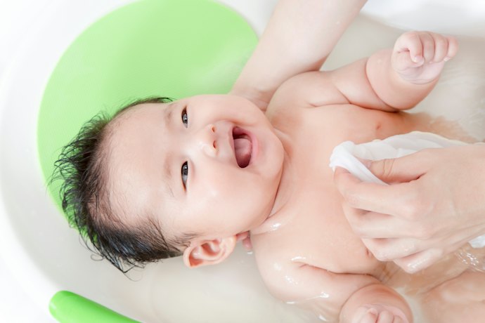 肌への摩擦やケアの手間を軽減するために、石けんやお湯で落とせるタイプがベター
