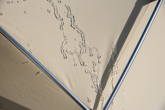 雨や日差し対策のために、耐水圧・UVカット効果に注目