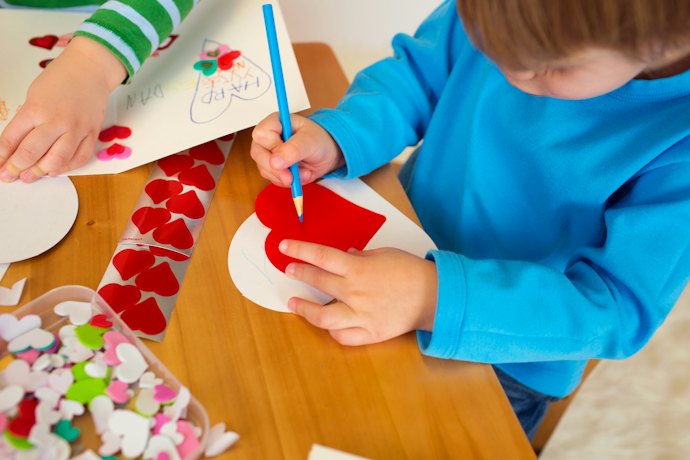 子どもからの結婚祝いにはメッセージカードや寄せ書きを贈ろう
