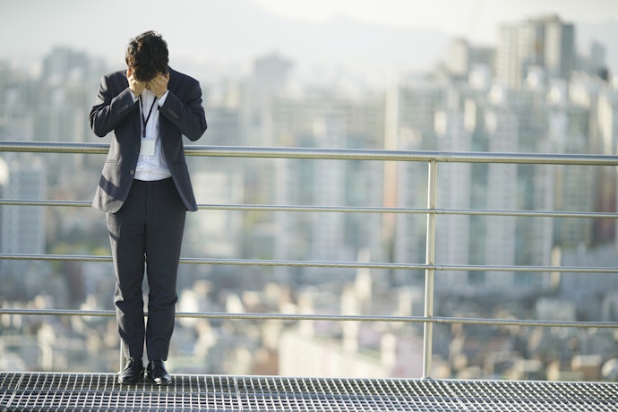 職場環境による強いストレスを抱えている人