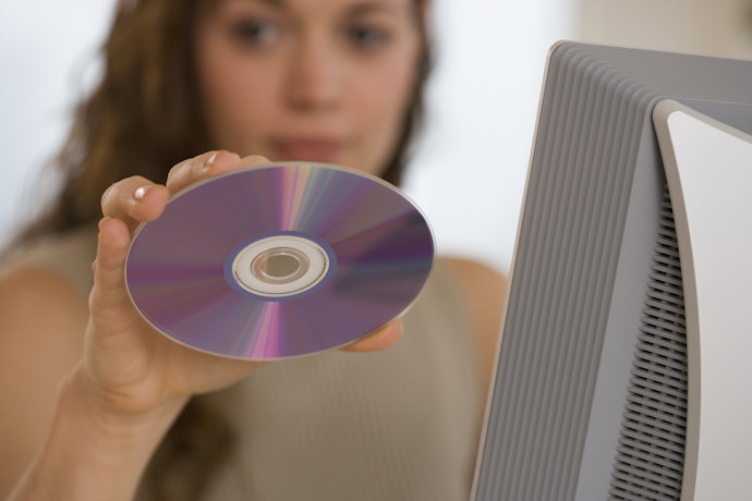 CD-ROMやダウンロード版、月額制、体験版の有無などの違いも