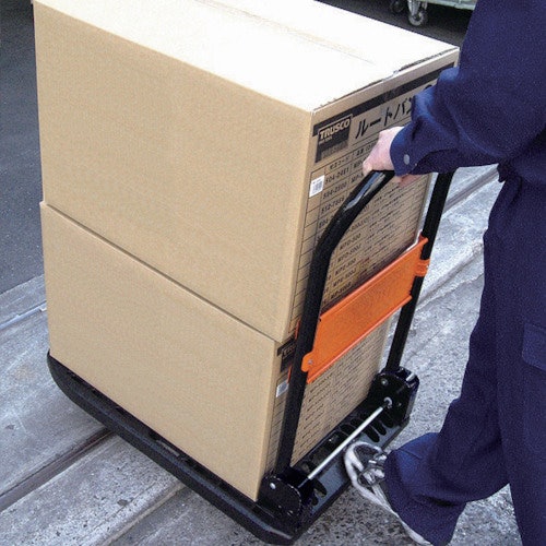積載荷重は200kg。荷しばり用の引っかけや取っ手穴を搭載