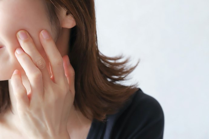 敏感肌なら、エタノールなど肌の刺激になりやすい成分を確認しよう