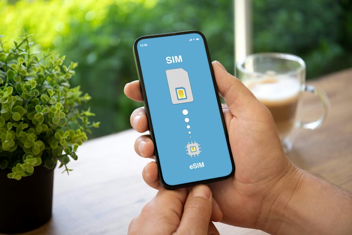 eSIMに対応しているので1つのスマホで2つの回線を使い分けられる