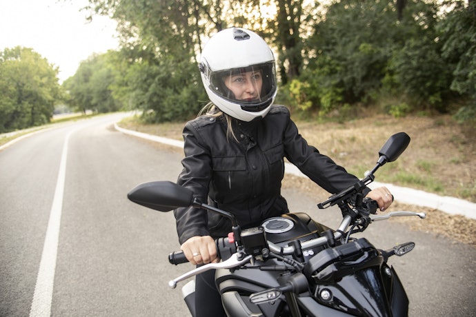 女性なら、レディースモデルのバイク用防寒インナーに注目しよう