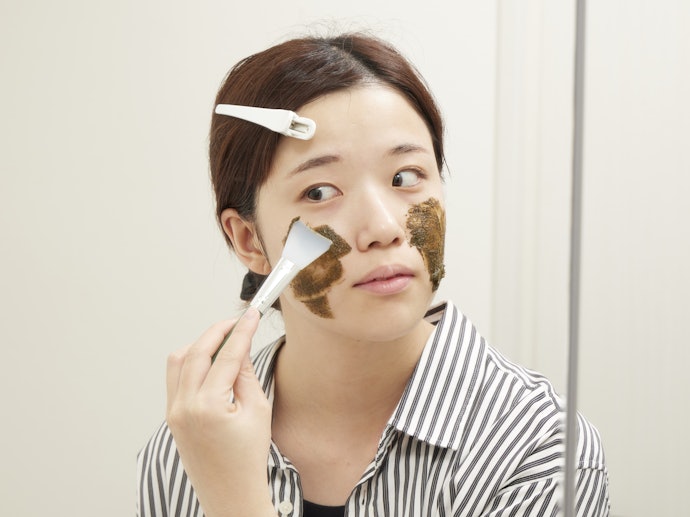 ③肌に塗る:ブラシがしなり肌に塗りやすく、ふわっと広がるヨモギの香りが心地よい