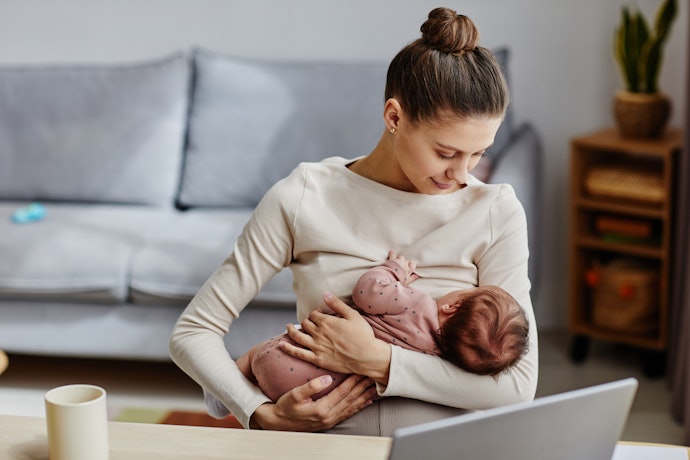 授乳中の人は内服薬を避け、点鼻薬を選択