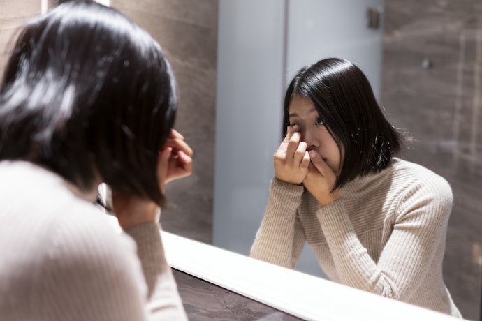 まばたきで外したら、汚れた手で触れないように注意しよう
