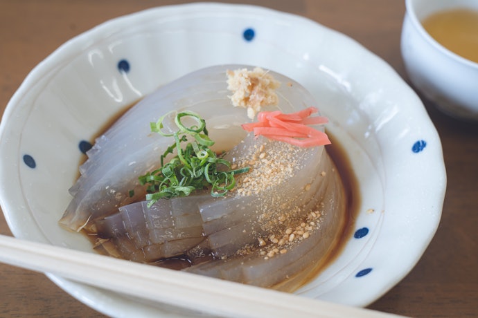 海藻から作られるつるんとした食品。名前の意味や寒天との違いも解説