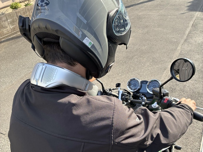 【ツーリング】ヘルメット下の熱気を、走行風と冷却のダブルで逃がす
