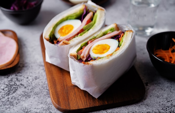 サンドイッチをおしゃれに食べやすくラッピングする手順