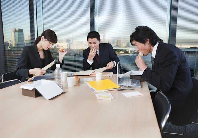 単に担当者が多忙で連絡が遅い