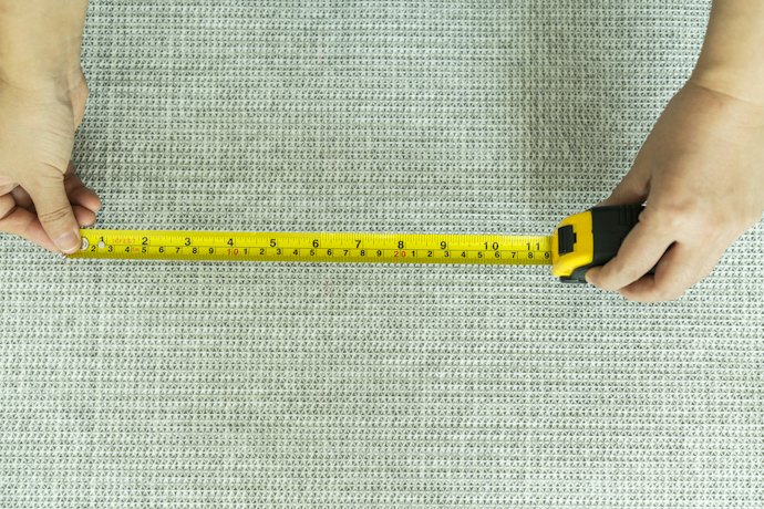 cm単位でサイズを確認しよう。ホットカーペット本体よりも大きめがおすすめ