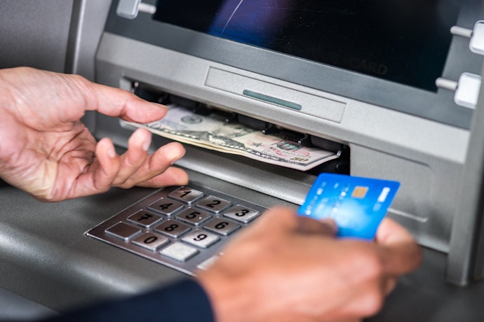 金融機関の口座にお金を入出金するならキャッシュカード