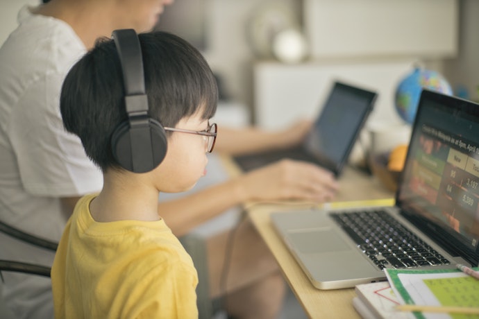 小学生には通学型の教室とオンラインスクールのどちらがおすすめ?