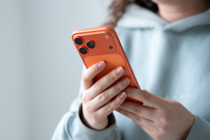 スターリンクを利用するためには、衛星通信に対応したスマホが必要