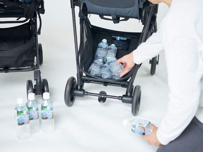 バスケットはたっぷり収納可能。500mLペットボトルが26本入った