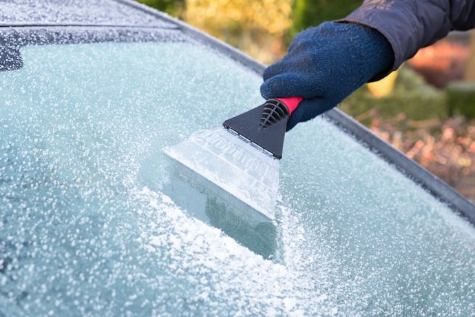 効率的に霜や雪を溶かすなら、スクレーパー付きのものが便利