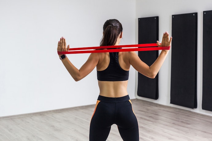 自分で体を動かすストレッチには、リングやバンドが便利