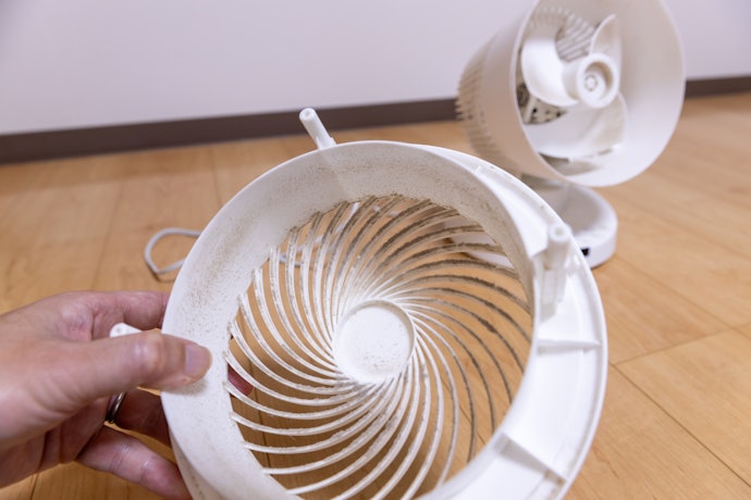 本体に付いたホコリを掃除機や雑巾で取り除く