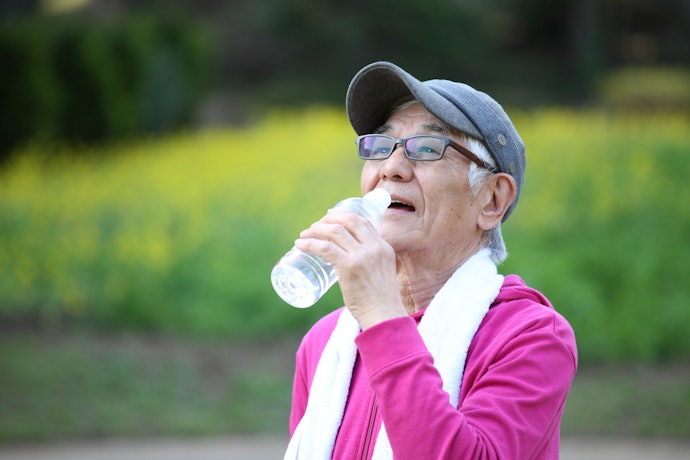 色や質感にも注目!40代以上なら光沢のある生地や厚みのあるものがおすすめ