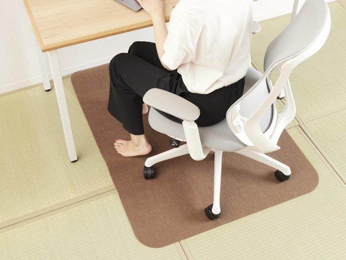 椅子を動かしてもほとんどマットはズレない。フローリング・畳の両方で使えた