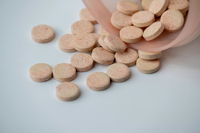 基本は100mg、積極的な補給なら1,000mgを目安に