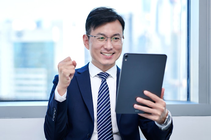 通信速度は高速下り最大2Gbps。最低10Mbpsの帯域も確保
