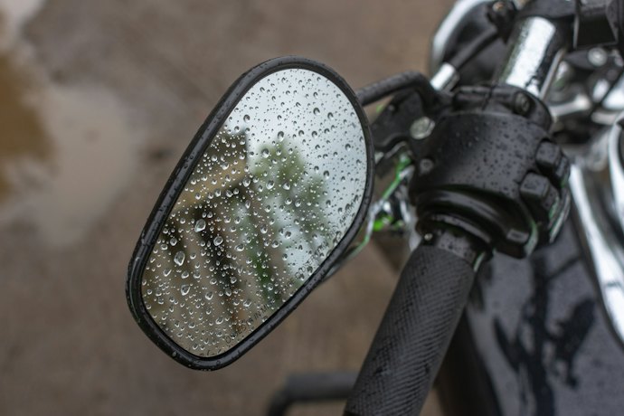 突然の雨に備えて防水性もチェックしておこう
