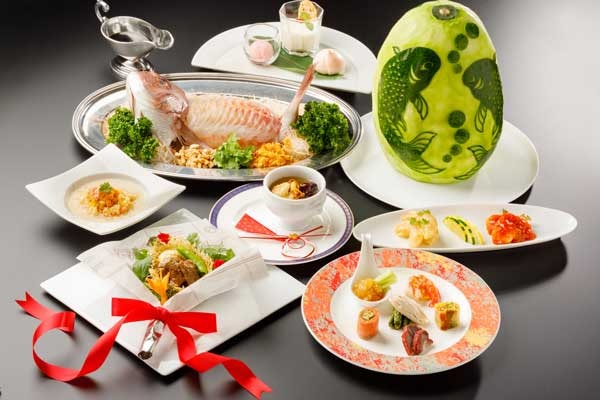 食事の形式や料理の内容をチェック