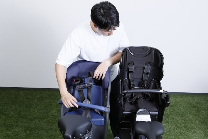 全身をカバーするパッドつき。5点式ベルトで子どもをしっかり固定できる
