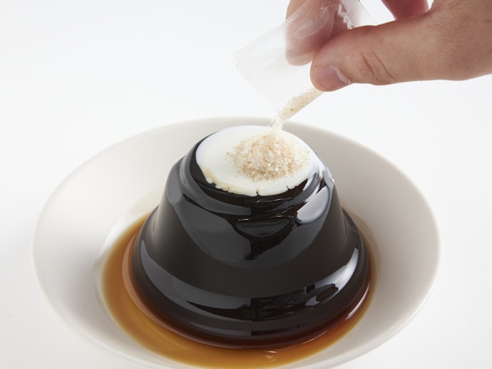 甘さ控えめの砂糖・クリーム付き。コーヒーとの相性も◎