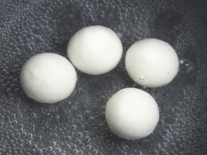 沸騰したお湯に入れて8分茹でると、もちもち・つるつるの白玉団子に!