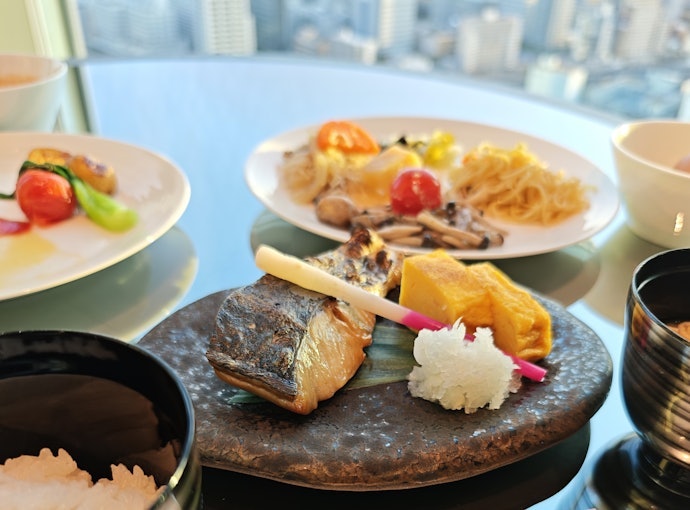 翌朝 9:00|選べるメインとビュッフェを楽しむ、エグゼクティブラウンジの朝食