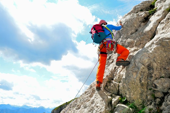 登山やクライミングで使うなら、ストレッチ性があるものが動きやすい