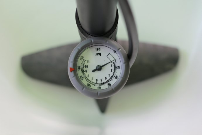 利便性を考えて、空気圧計やエアリリース機能を確認しよう