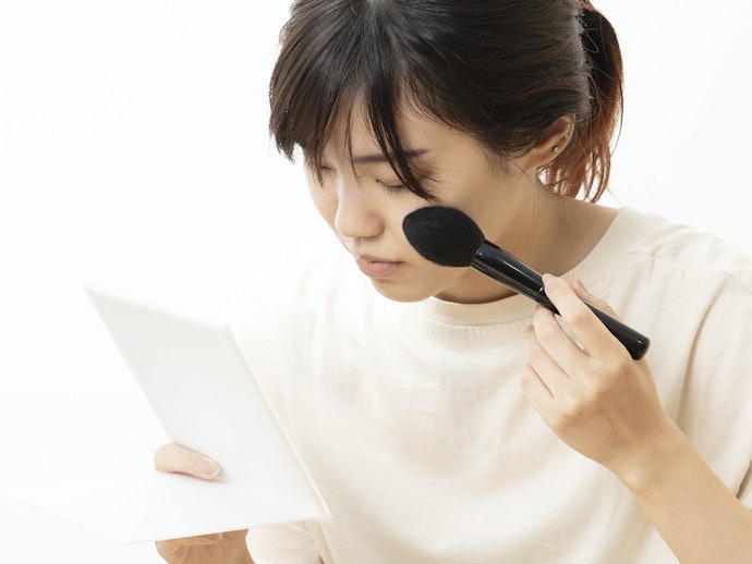 パウダーファンデには丸型ブラシ。崩れやすい部分は薄付けを意識