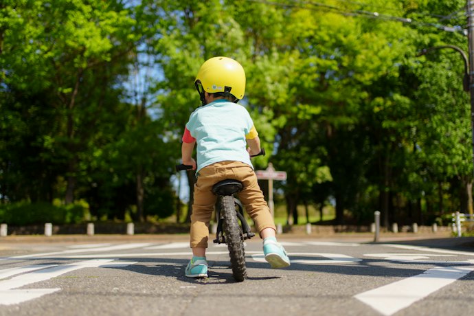 サドルを最低にして、子どもの足裏が地面につくかチェック
