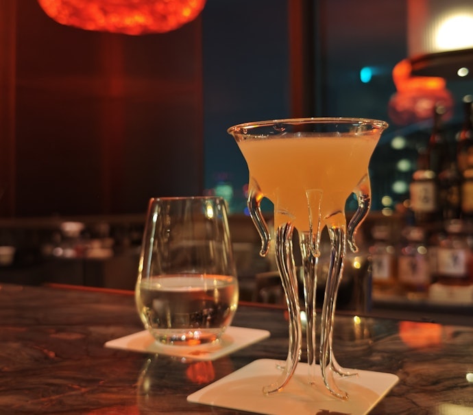22:00|夜景とカクテルに酔いしれる、大人のための「JWバー」
