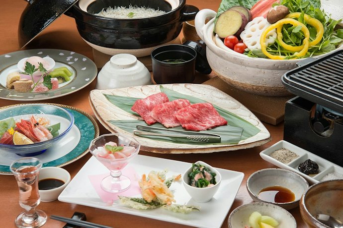 食事の有無やメニューを調べておこう