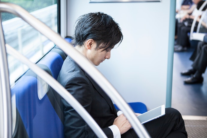通勤・通学で読むなら電子書籍対応か注目。コンパクトな文庫本も候補に