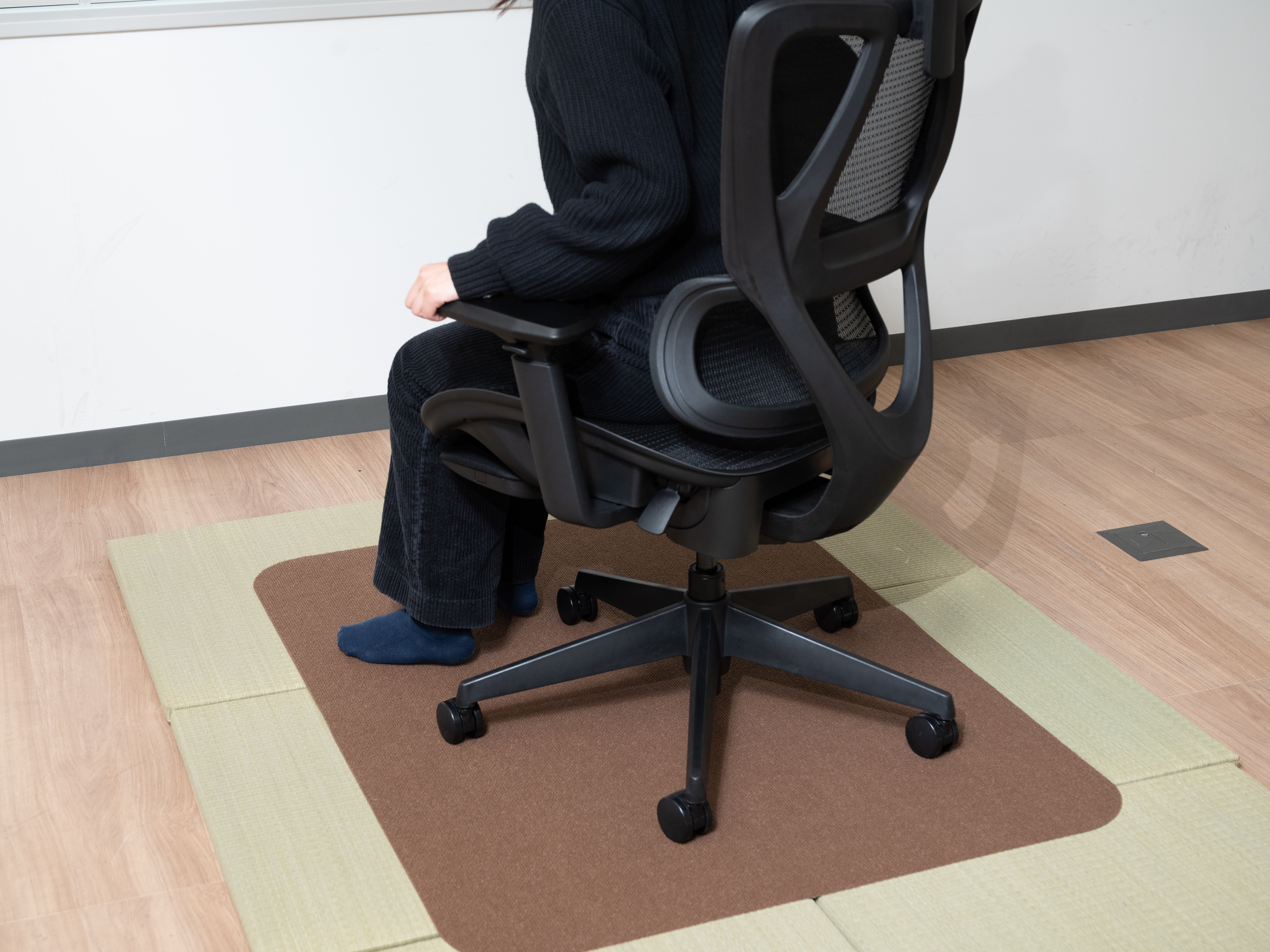高級オフィスチェアマット（堅木張りの床用） - 回転椅子用滑り止めカーペットプロテクター 勉強部屋用フロアマット 100x140cm  オフィスチェアマット 厚手 滑り止め カーペットプロテクター 木製・タイル床用 傷防止 モダンデザイン 100x140cm 家庭・オ 堅木張りの床 の  ... オフィスチェアマット ハードウッドフロア用 滑り止め PVC カーペットプロテクター 110x150cm (43.3x59インチ)