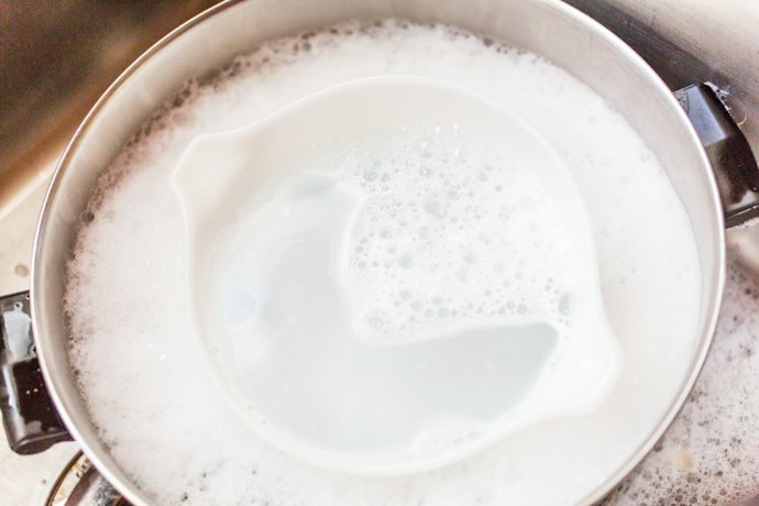 焦げついたときは重曹を使ってやさしく落とそう