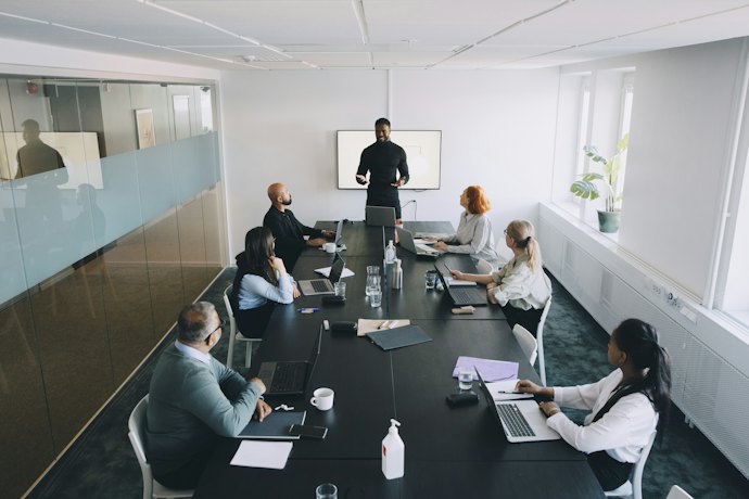 同じ業種の他社が導入しているツールを確認しよう