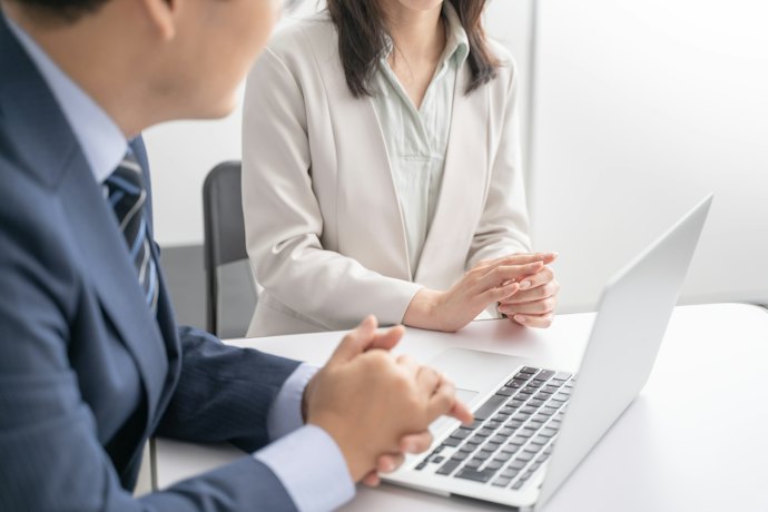 上司や同僚に相談して改善を試みる