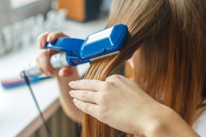 強いクセの悩みがある人は、ヘアアイロンを使うプロ仕様の商品に注目