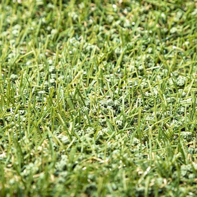 天然芝の質感を再現。継ぎ目が目立ちにくいロールタイプを採用