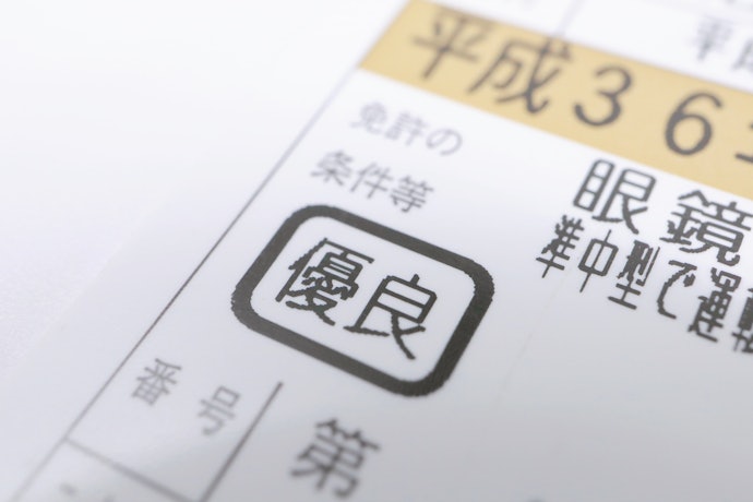 本人確認書類:必ず提出を求められる
