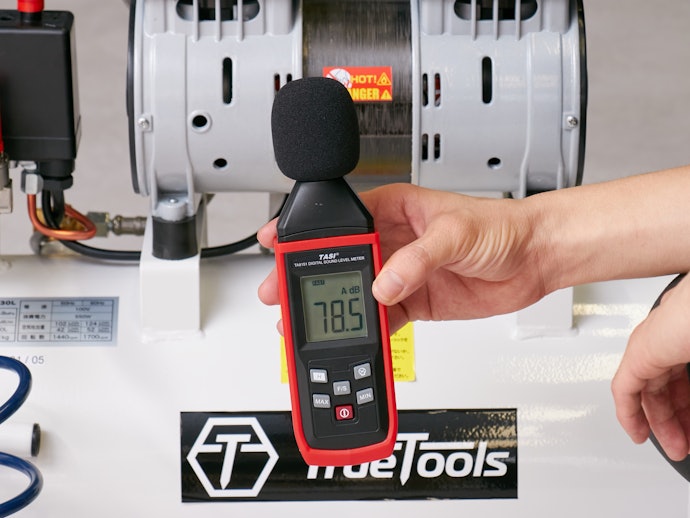 住宅街での作業なら、作動音80dB以下のエアーコンプレッサーがベター