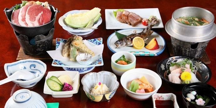 食事で宿を選ぶのもアリ。地元食材を使用した料理に舌鼓